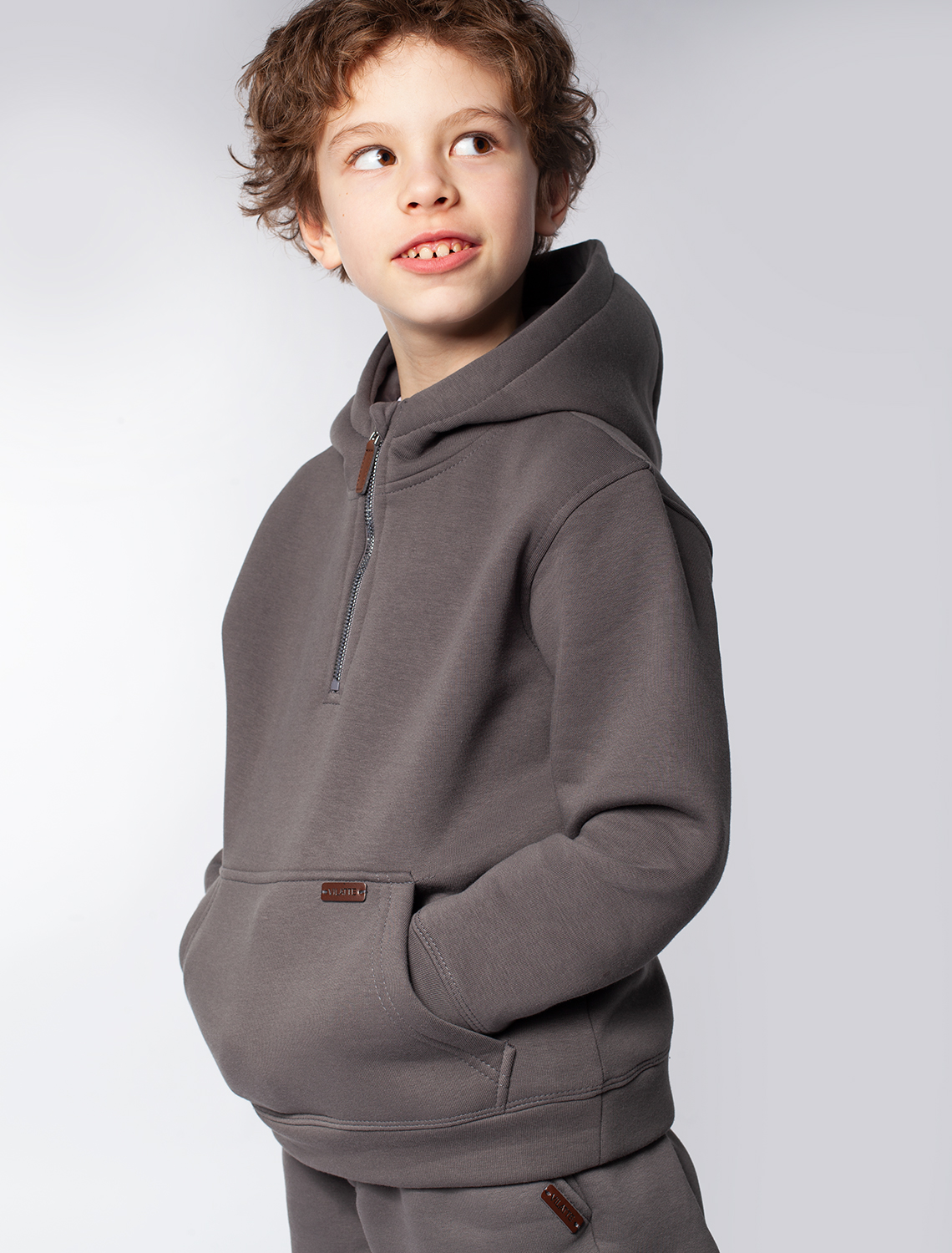 картинка Джемпер-Худи для мальчика серый магазин Одежда+ являющийся официальным дистрибьютором в России 